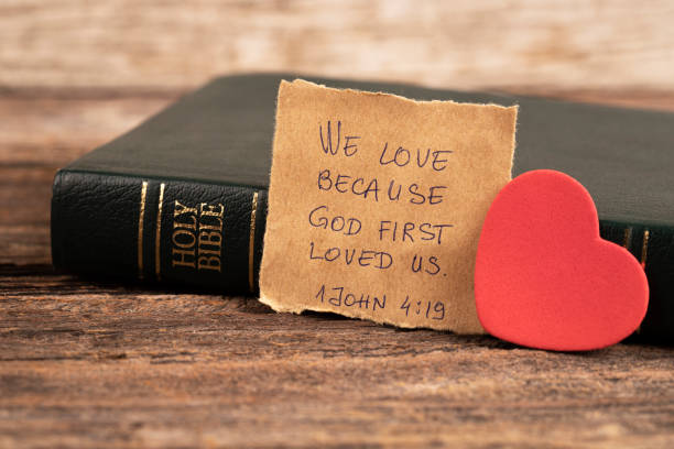 handwritten bible quote - single word love wood typescript imagens e fotografias de stock