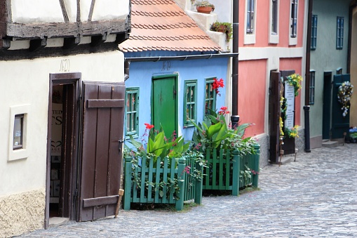 République Tchèque- Prague - Ruelle d’or. This tiny street between the Bílá Tower and the Daliborka Tower is lined with colourful houses resembling something out of a fairy tale