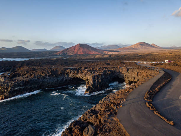 vue aérienne du point de vue des grottes de los hervideros, lanzarote, îles canaries, espagne - lanzarote photos et images de collection