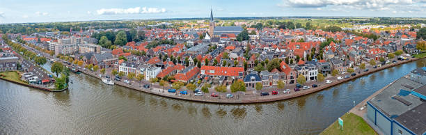 panorama aéreo desde la ciudad tradicional franeker en frisia países bajos - friesland fotografías e imágenes de stock