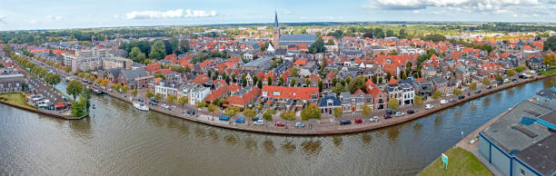 panorama aéreo da tradicional cidade franeker em frísia dos países baixos - friesland - fotografias e filmes do acervo