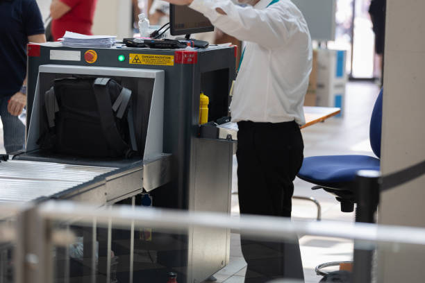 sacs, sacs à dos et effets personnels radiographiés à la porte d’accès - airport security staff photos et images de collection