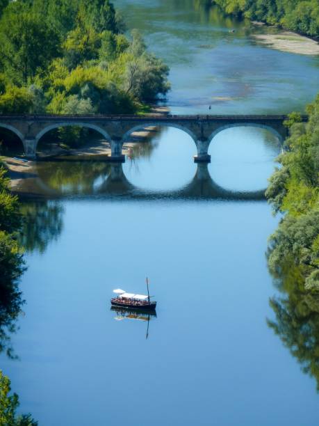 plan vertical d’un chaland dans la rivière dordogne, france pendant la journée - scow photos et images de collection