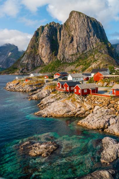 hermosa toma vertical de hamnoy, islas lofoten, noruega - lofoten fotografías e imágenes de stock