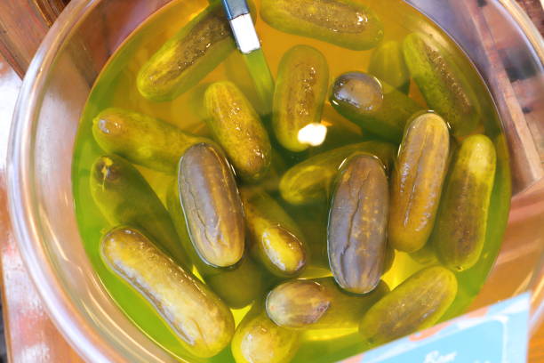 sauer eingelegte gurken - pickle relish stock-fotos und bilder