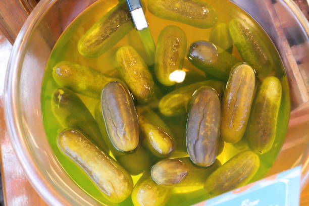 pepinos agrios en escabeche - pickle relish fotografías e imágenes de stock