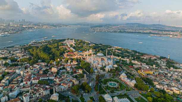 wielki meczet hagia sophia, widok z lotu ptaka na stambuł hagia sophia, widok z lotu ptaka na hagia sophia, zatłoczony plac hagia sophia, zatłoczony plac miejski, najpopularniejsze miejsce w turcji, praca bizantyjska, dzieło unesco, największa katedra - worship place zdjęcia i obrazy z banku zdjęć