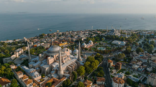 wielki meczet hagia sophia, widok z lotu ptaka na stambuł hagia sophia, widok z lotu ptaka na hagia sophia, zatłoczony plac hagia sophia, zatłoczony plac miejski, najpopularniejsze miejsce w turcji, praca bizantyjska, dzieło unesco, największa katedra - worship place zdjęcia i obrazy z banku zdjęć