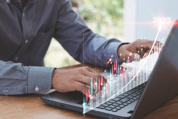 Businessman analyzing forex trading graph financial data. 2023 business finance technology and investment concept. Stock Market Investments Funds and Digital Assets. Planning and Strategy in 2023. hombre de negocios analizando datos financieros de gráficos de comercio de divisas. 2023 concepto de tecnología e inversión de finanzas empresariales. fondos de inversión en mercado de valores y activos digitales. planificación y estrategia en 2023.