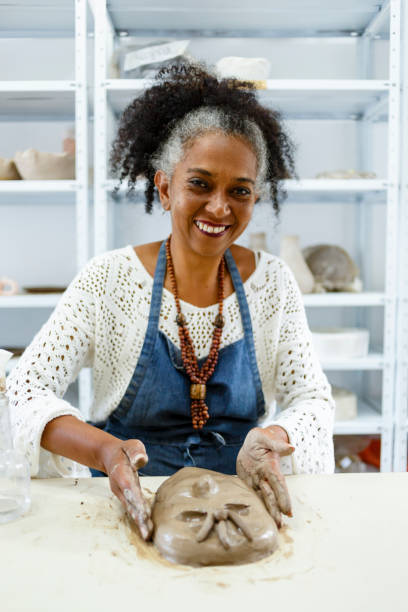 portret czarnoskórej kobiety pracującej przy ceramice - sculptor ceramics art potter zdjęcia i obrazy z banku zdjęć