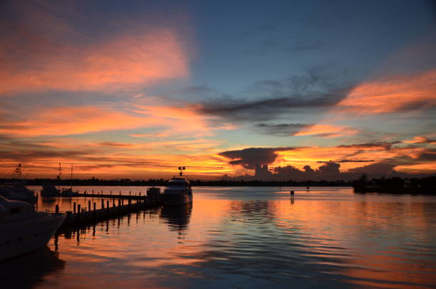 pôr do sol sobre a marina - marina yacht florida sunset - fotografias e filmes do acervo