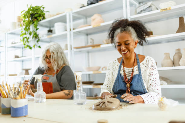 middle-aged people in a pottery class - earthenware imagens e fotografias de stock