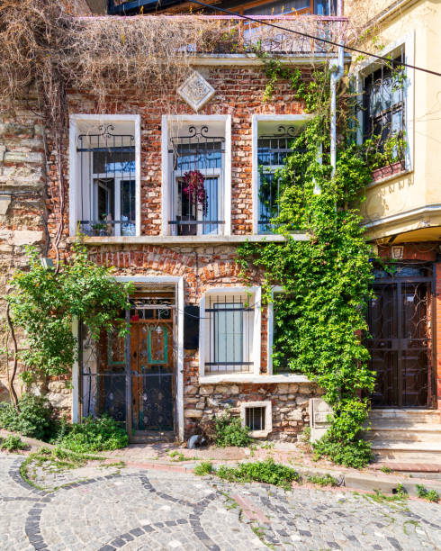 vecchie case tradizionali di mattoni rossi nel vecchio quartiere di balat, in un giorno d'estate, istanbul, turchia - old stone house foto e immagini stock