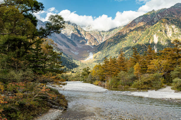 el río azusa fluye a través de kamikochi, en la cuenca del matsumoto. el río en sí fluye desde un manantial ubicado en lo profundo del monte yari, quizás el pico más famoso de los alpes del norte. - prefectura de nagano fotografías e imágenes de stock