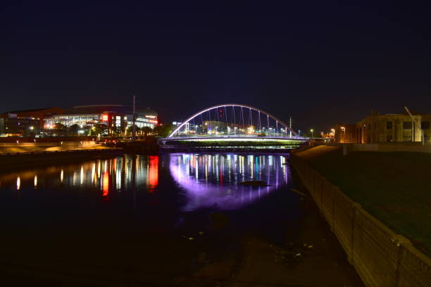 des moines, iowa- 22 de octubre de 2022: horizonte de des moines por la noche - iowa des moines bridge night fotografías e imágenes de stock