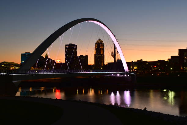 des moines, iowa- 22 de octubre de 2022: horizonte de des moines por la noche - iowa des moines bridge night fotografías e imágenes de stock