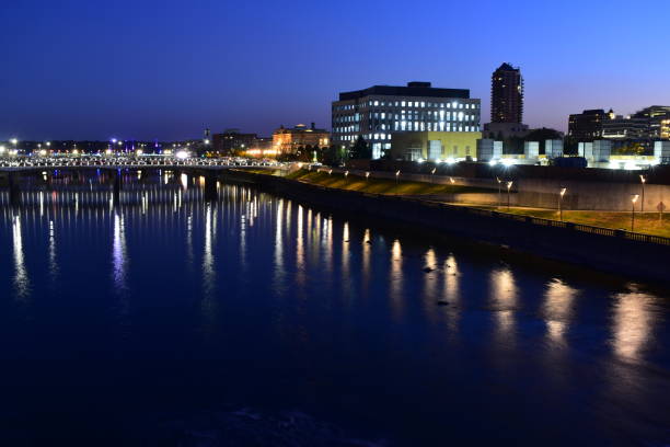 des moines, iowa- 22 de octubre de 2022: horizonte de des moines por la noche - iowa des moines bridge night fotografías e imágenes de stock