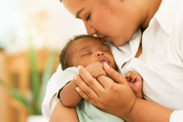 母親の手を持つ生後1ヶ月の新生児。 - 新生児 ストックフォトと画像