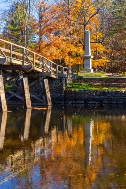старый северный мост через реку конкорд осенью - конкорд массачусетс - colonial style boston american revolution usa стоковые фото и изображения