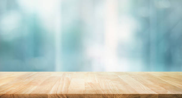 enfoque selectivo. parte superior de la mesa de madera con vidrio de ventana y fondo de paisaje urbano. - mesa fotografías e imágenes de stock