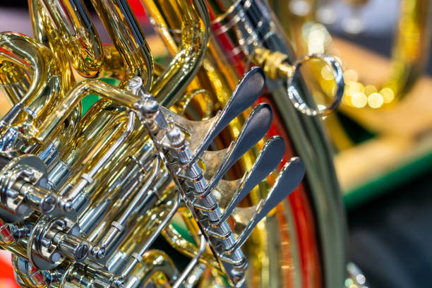 detalle del instrumento de metal: botón del dedo de la bocina - light jazz fotografías e imágenes de stock