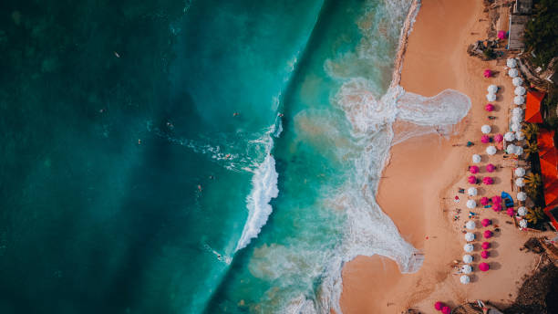 vista aerea delle onde della spiaggia che schizzano sulla spiaggia sabbiosa - tropical rainforest forest green abstract foto e immagini stock