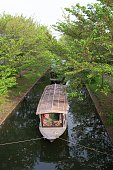 vertikale-aufnahme-eines-shikara-tourenbootes-auf-einem-kanal.jpg?b=1&s=170x170&k=20&c=KEDb1HMk4w_XCm4CFhwFmbNjsJFO0zfxVnCdEoRxIhI=