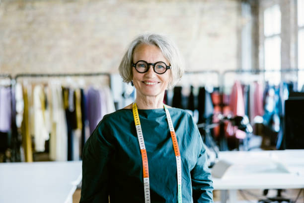 portret szczęśliwej starszej projektantki mody w jej pracowni - working tailor stitch sewing zdjęcia i obrazy z banku zdjęć