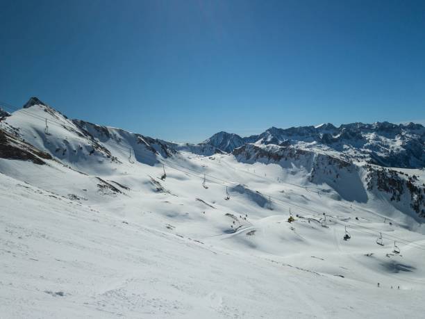istock Perfect day of spring skiing 1439410039