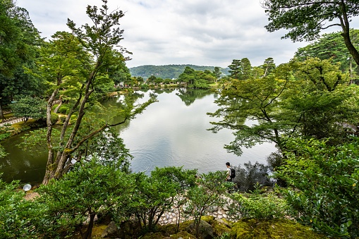 A breathtaking view of the pond and the trees in Kenrokuen garden captured in Kanazawa, Japan