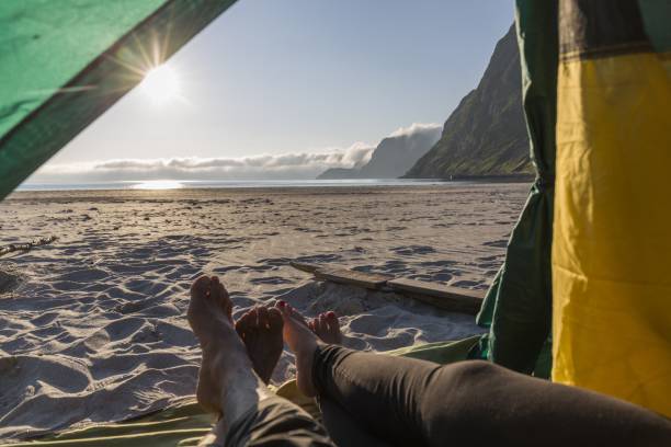acampar na praia - sunrise beach couple hiking - fotografias e filmes do acervo