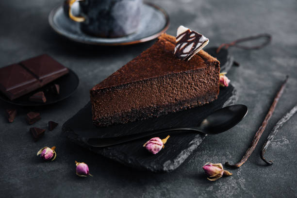 黒い石板にチョコレートチーズケーキ - chocolate cheesecake ストックフォトと画像