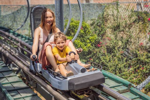 mutter und sohn auf dem alpine coaster - bobfahren stock-fotos und bilder