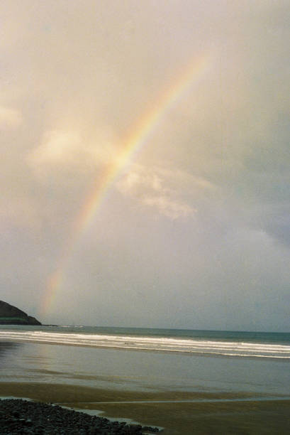 regenbogen über dem meer, 35mm - devon north devon sunset multi colored stock-fotos und bilder