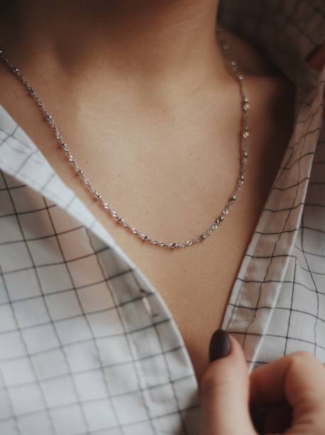nahaufnahme einer frau mit einer wunderschönen silbernen halskette - necklace jewelry diamond silver stock-fotos und bilder