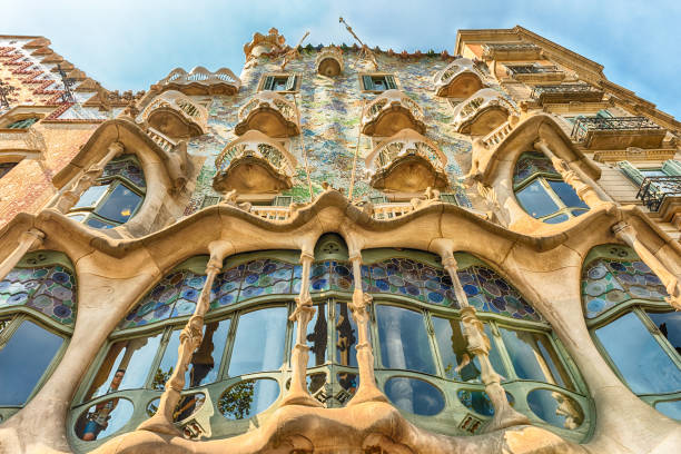 fachada de la obra maestra modernista casa batlló, barcelona, cataluña, españa - barcelona españa fotografías e imágenes de stock