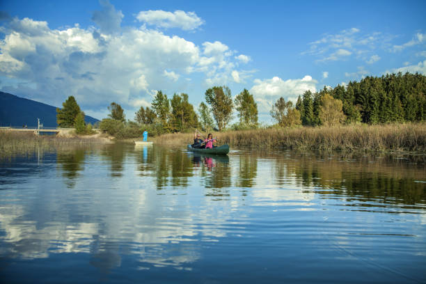 슬로베니아의 간헐적 인 호수 cerknica에서 보트를 타는 사람들 - lake cerknica 뉴스 사진 이미지
