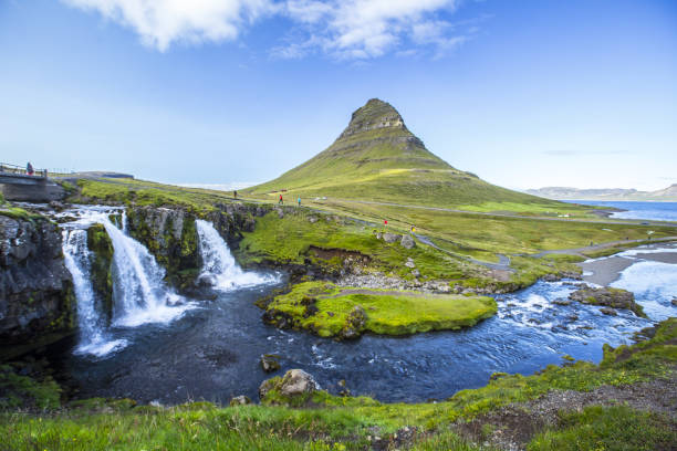 fascinante toma de la famosa montaña kirkjufellsfoss y el río barnafoss en islandia - snaefellsnes fotografías e imágenes de stock
