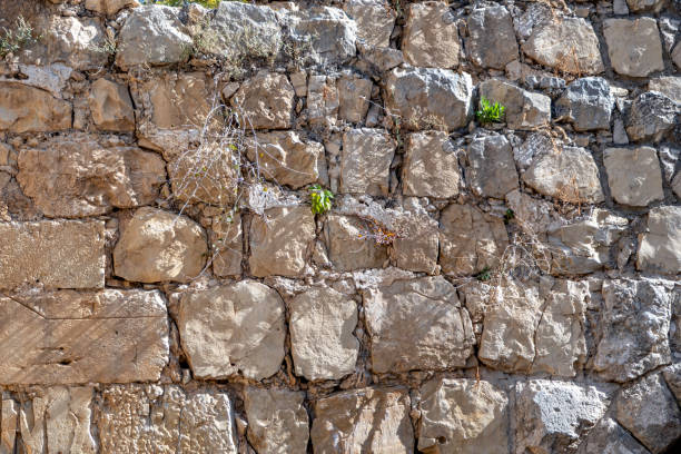 Natural stone wall with stones of different sizes