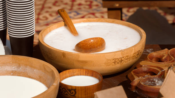 ustensiles traditionnels asiatiques en bois avec koumiss au lait de jument ou au lait de chamelle - shubat à vendre dans un magasin de rue - tatar photos et images de collection