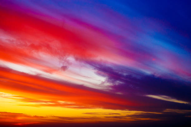ciel coloré au coucher du soleil - ciel romantique photos et images de collection