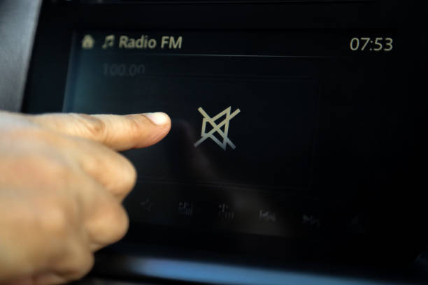 premendo il pulsante mute per disattivare l'audio dell'auto sull'unità principale dell'auto touch screen - head in hands audio foto e immagini stock