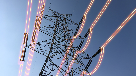 Torres de transmisión de electricidad con cables brillantes photo