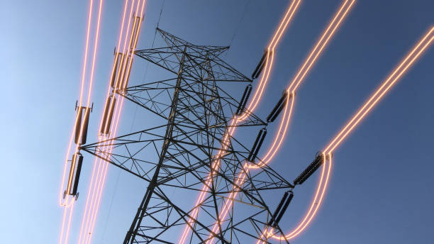 башни передачи электроэнергии со светящимися проводами - electric electrical стоковые фото и изображения