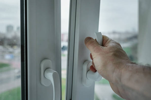 istock Person hand opening white window pvc frame for room ventilation. 1439484126