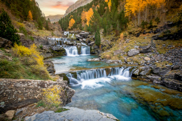 preciosa cascada sobre el río arazas en el parque nacional de ordesa y monte perdido en los pirineos - huesca fotografías e imágenes de stock
