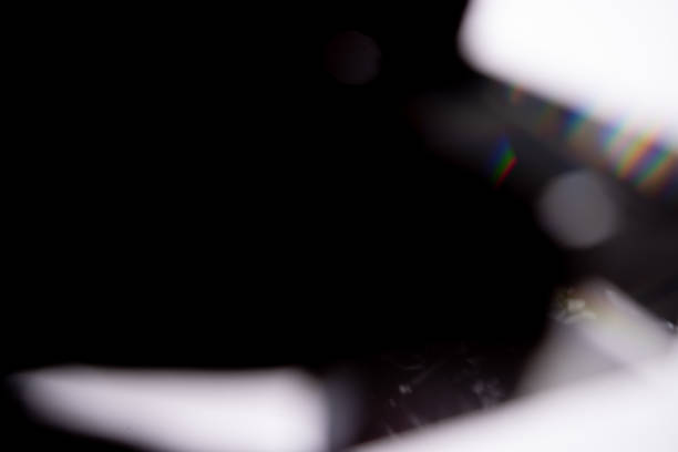 黒い背景に青い光フレアプリズムレインボーフレアオーバーレイ効果、クリスタルを横切る光、プリズムサンキャッチャー反射光線。暗い背景に抽象的なぼかしたカラフルなレンズフレアボ� - lighting technique aperture lens color image ストックフォトと画像