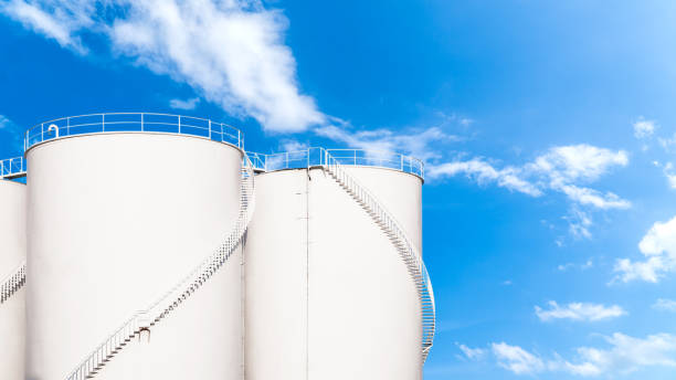 푸른 하늘의 석유 탱크, 석유 화학 또는 가솔린 산업 사일로 - architecture chemical plant diesel fuel and power generation 뉴스 사진 이미지