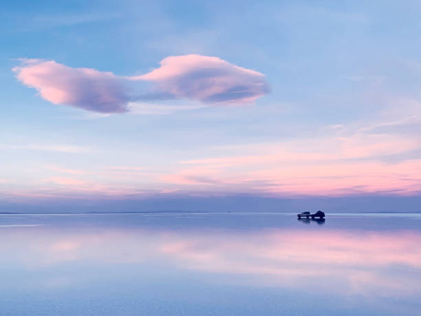 belle nuvole di cielo all'alba sull'acqua del lago. - dawn lake sky sunrise foto e immagini stock