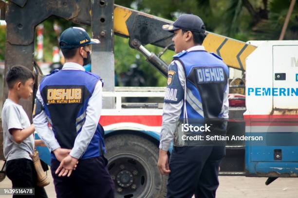 Petugas Lalu Lintas Yang Bertugas Dari Kementerian Perhubungan Foto Stok - Unduh Gambar Sekarang